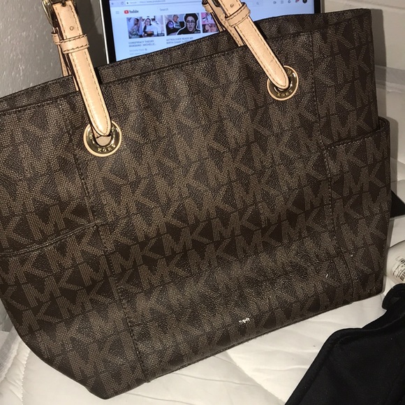 Medium sized Michael Kors Purse - Picture 3 of 6